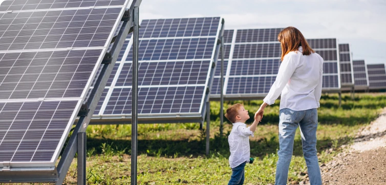 Mãe e filho sorrindo em frente a painéis solares