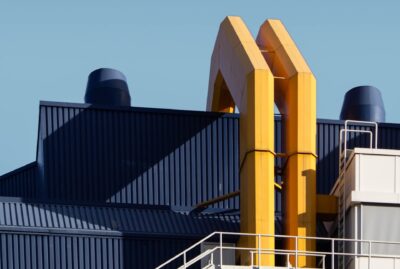 Fábrica preta e amarela durante o dia